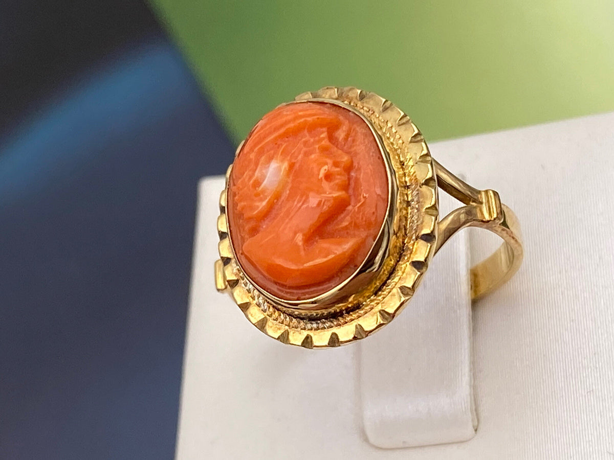Anello in oro 18 kt con cammeo in corallo cerasuolo