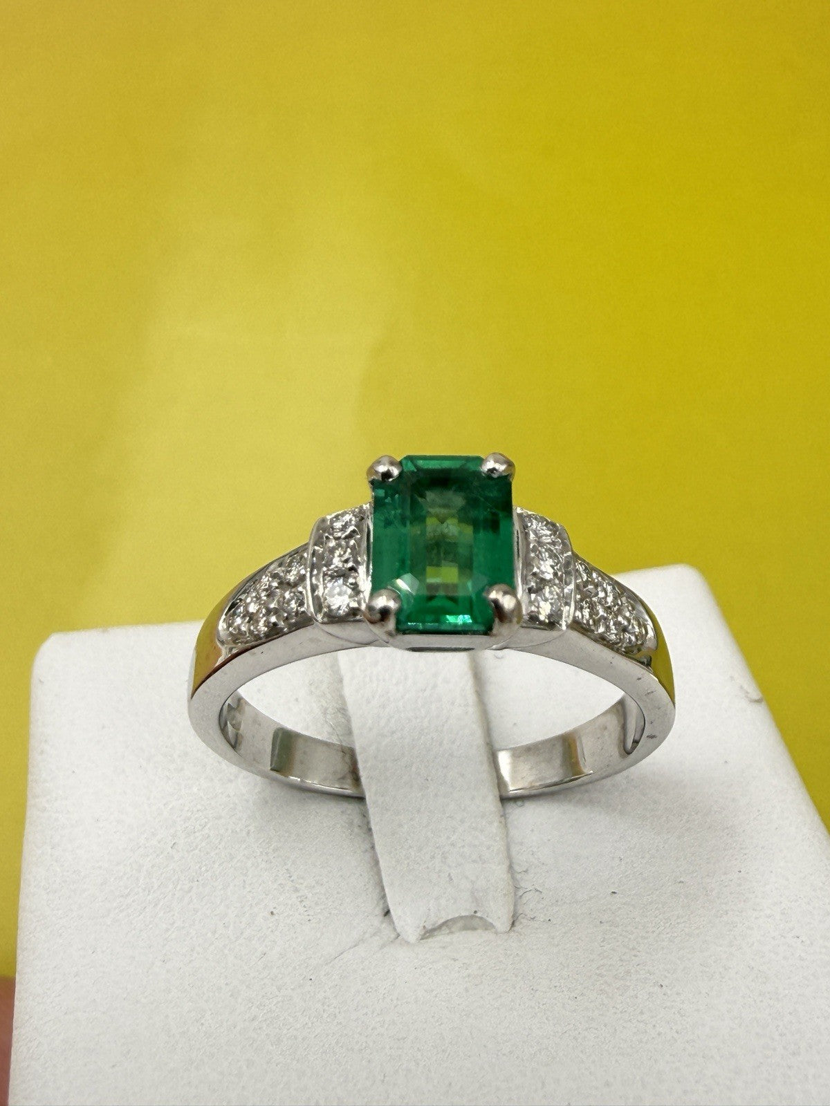 Anello artigianale in oro bianco 18 kt con smeraldo e brillanti