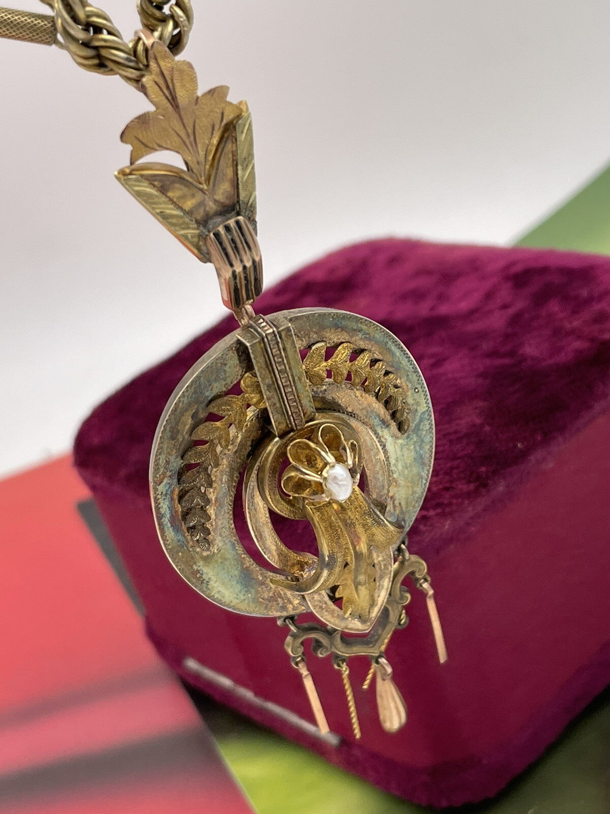 Collana antica in oro 6/7 kt con centrale-spilla inciso e perla, fine '800 – foto 5