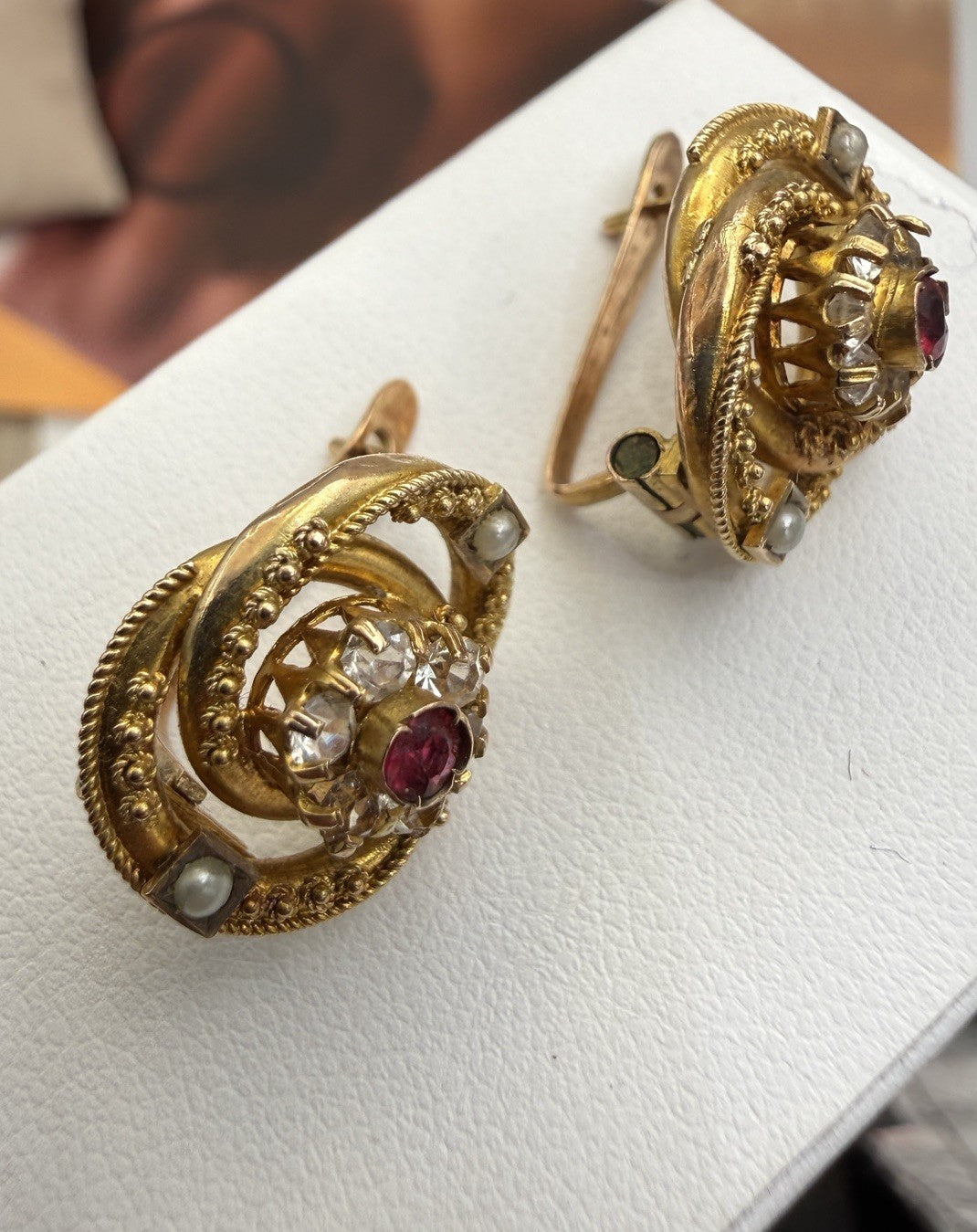 Orecchini antichi in oro 12 kt con paste vitree bianche e rosse, inizi '900 – foto 13