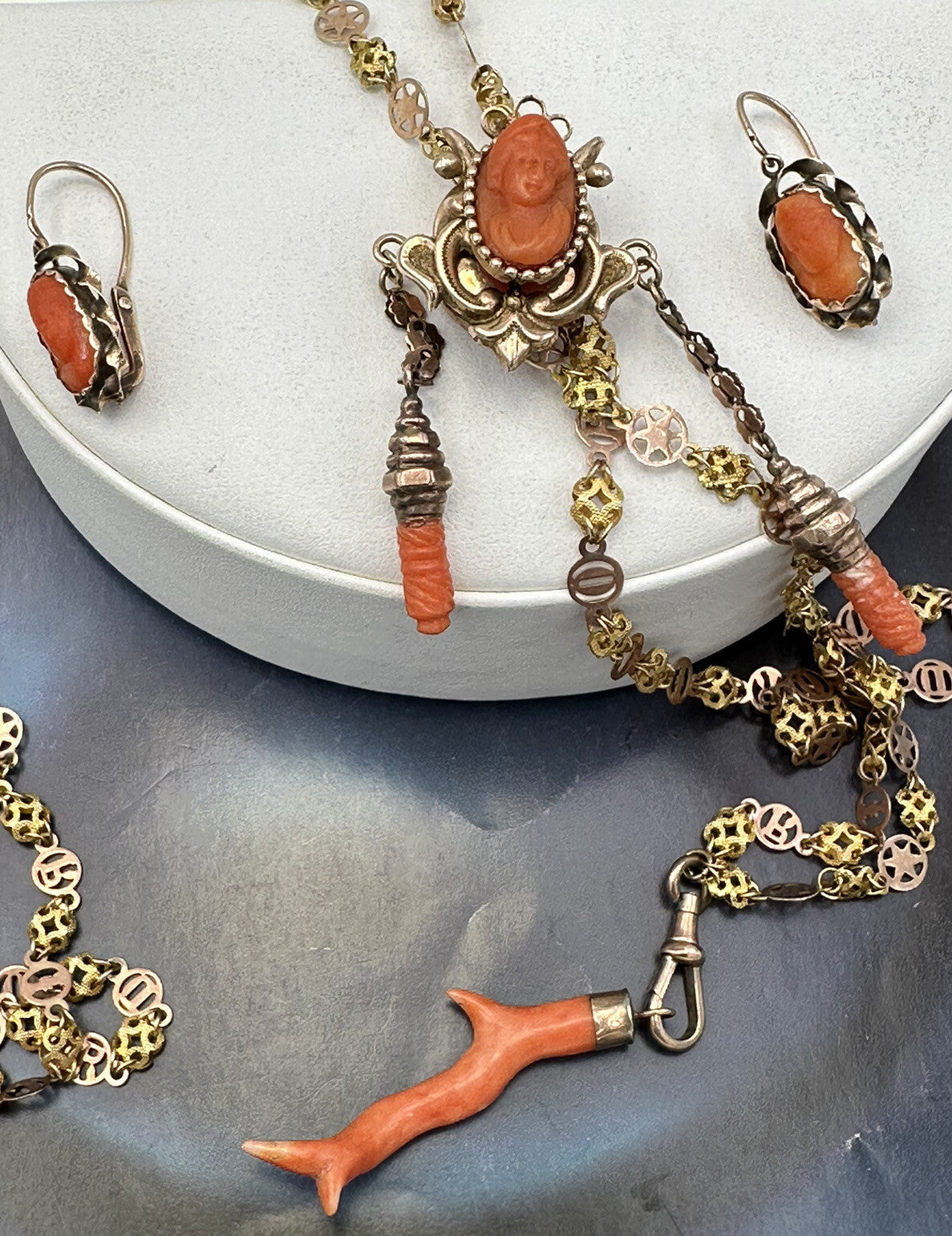 Parure saliscendi e orecchini antichi in oro 6/7 kt con cammei di corallo