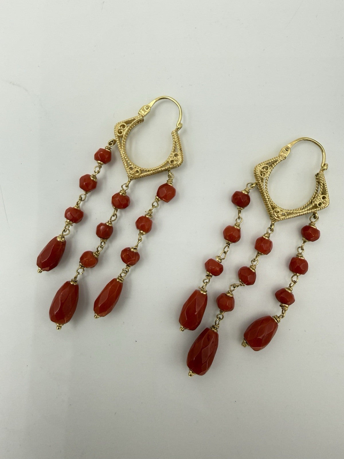 Orecchini pendenti in oro 18 kt con gocce di corallo sfaccettato – foto 12