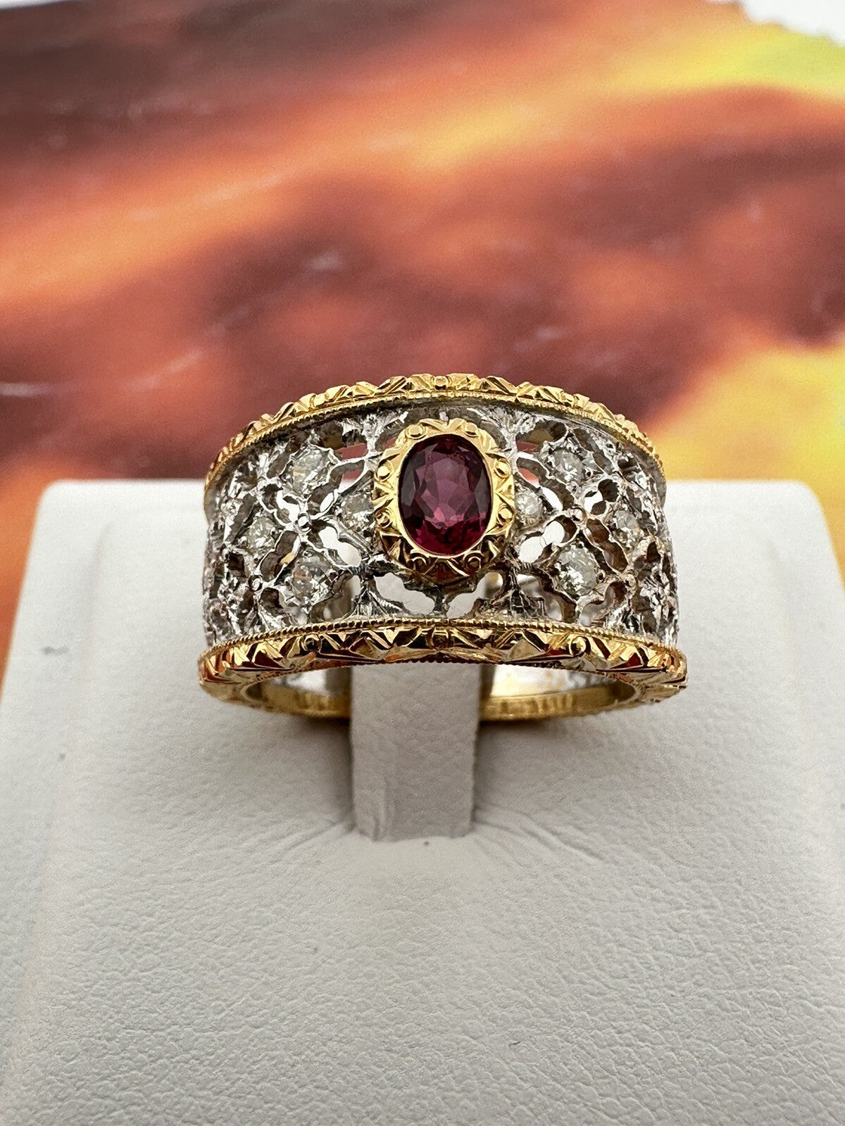 Anello inciso a mano in oro bianco e giallo 18 kt con rubino e brillanti – foto 10