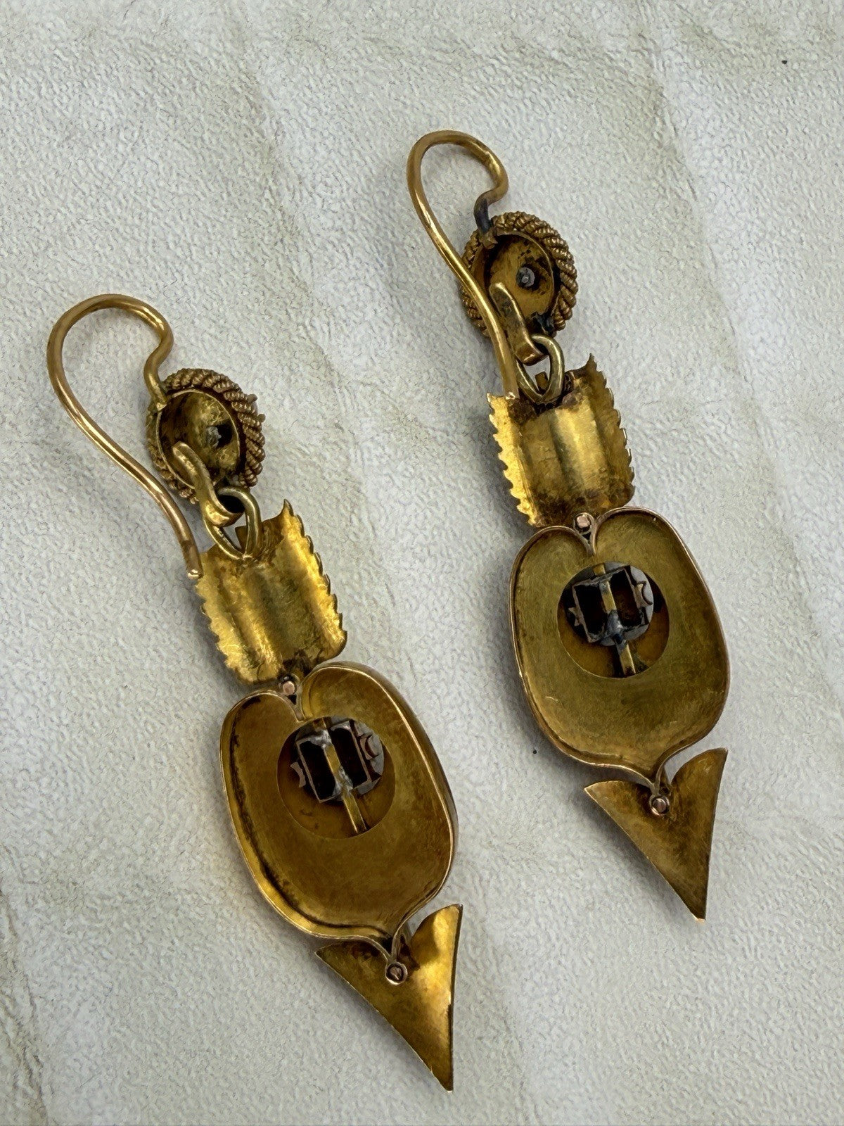 Orecchini borbonici in oro 6/7 kt con scritta smaltata e microperle – foto 8