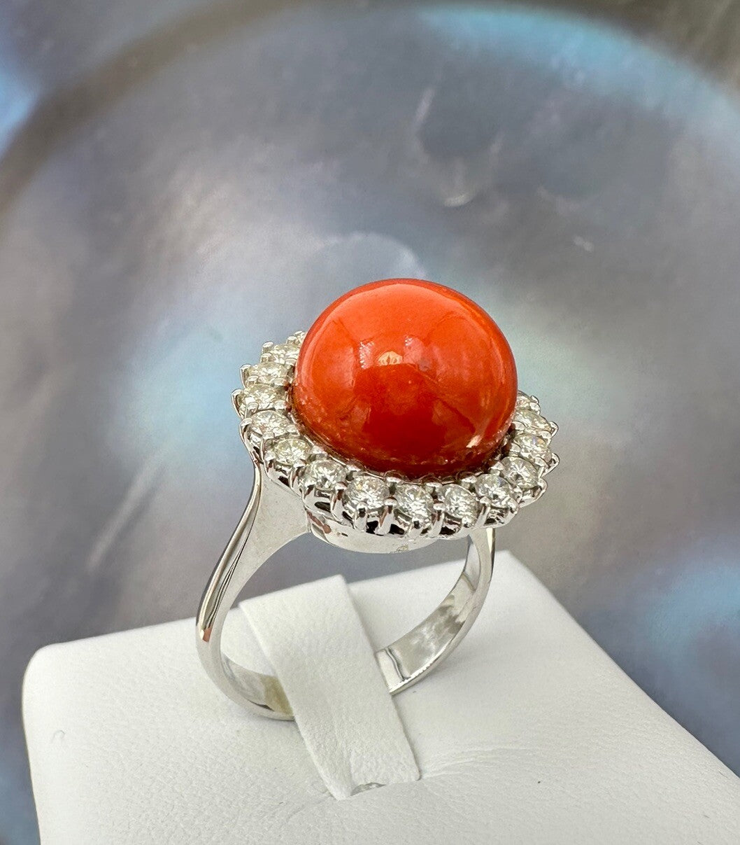 Anello artigianale in oro bianco 18 kt con sfera di corallo e brillanti