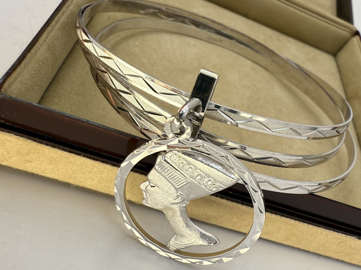 Bracciale a tre cerchi in oro bianco 18 kt con ciondolo Nefertiti, anni '60 – foto 20