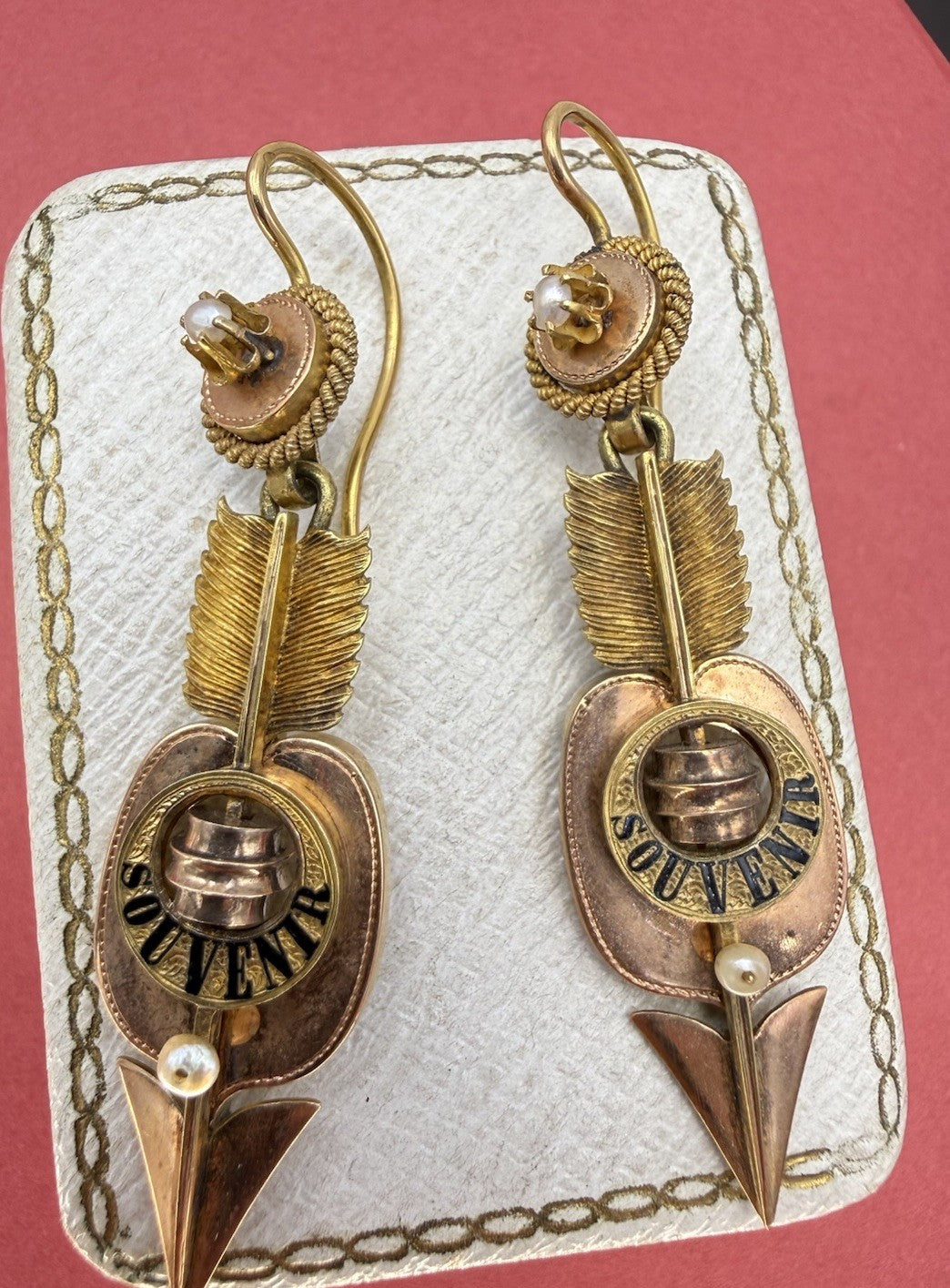 Orecchini borbonici in oro 6/7 kt con scritta smaltata e microperle – foto 3