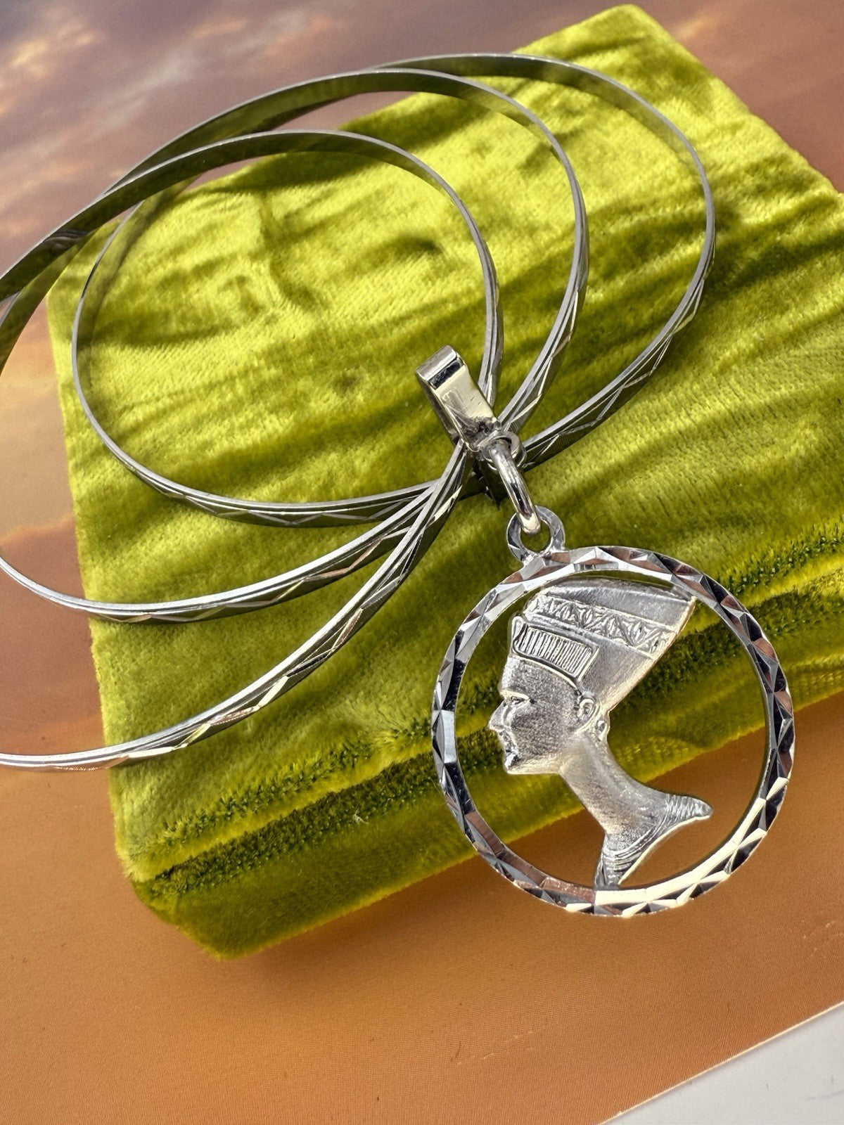 Bracciale a tre cerchi in oro bianco 18 kt con ciondolo Nefertiti, anni '60 – foto 13