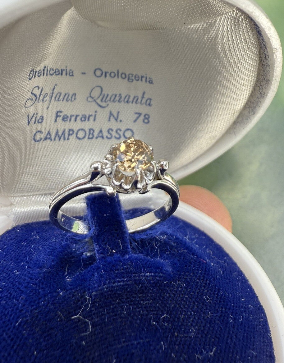 Anello da fidanzamento vintage in oro bianco 18 kt con diamante brown, anni '60