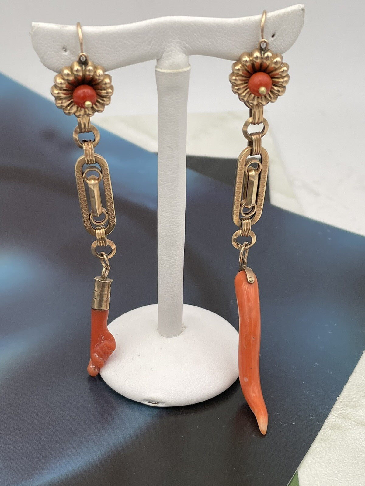 Orecchini portafortuna antichi in oro rosso 9 kt con amuleti in corallo – foto 5