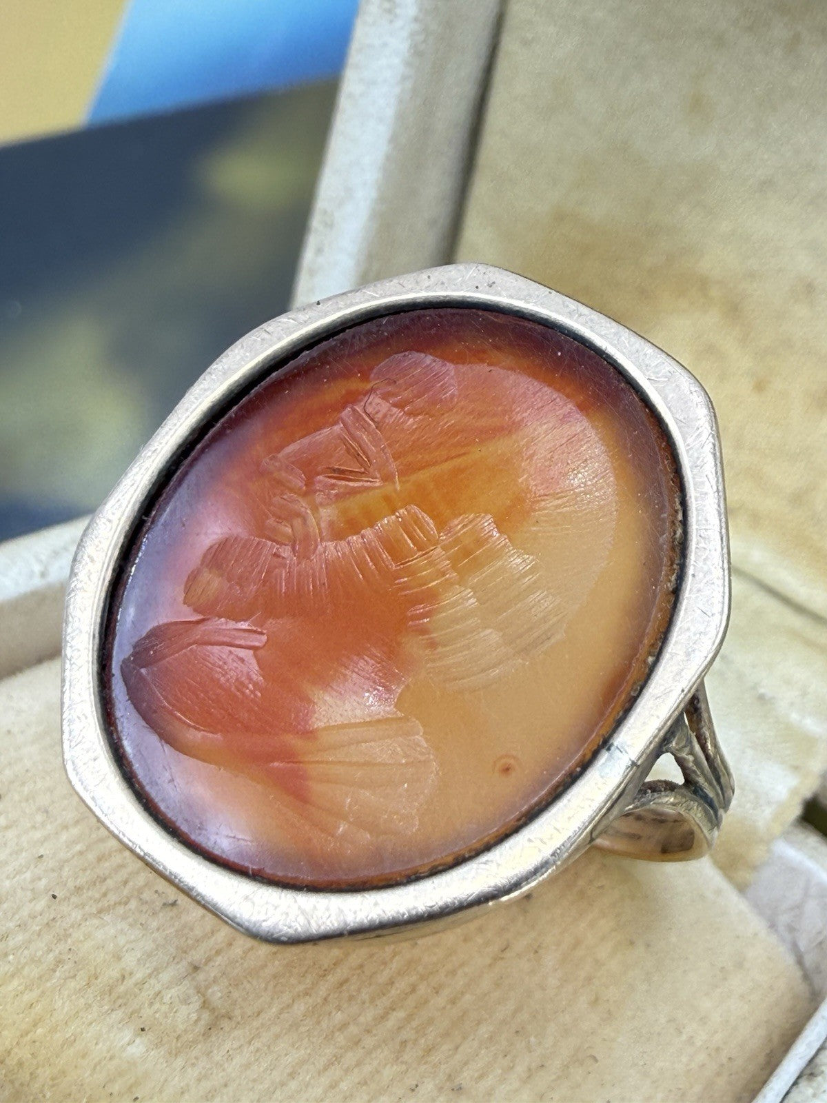 Anello borbonico in oro 6/7 kt con corniola incisa a volto di filosofo – foto 3