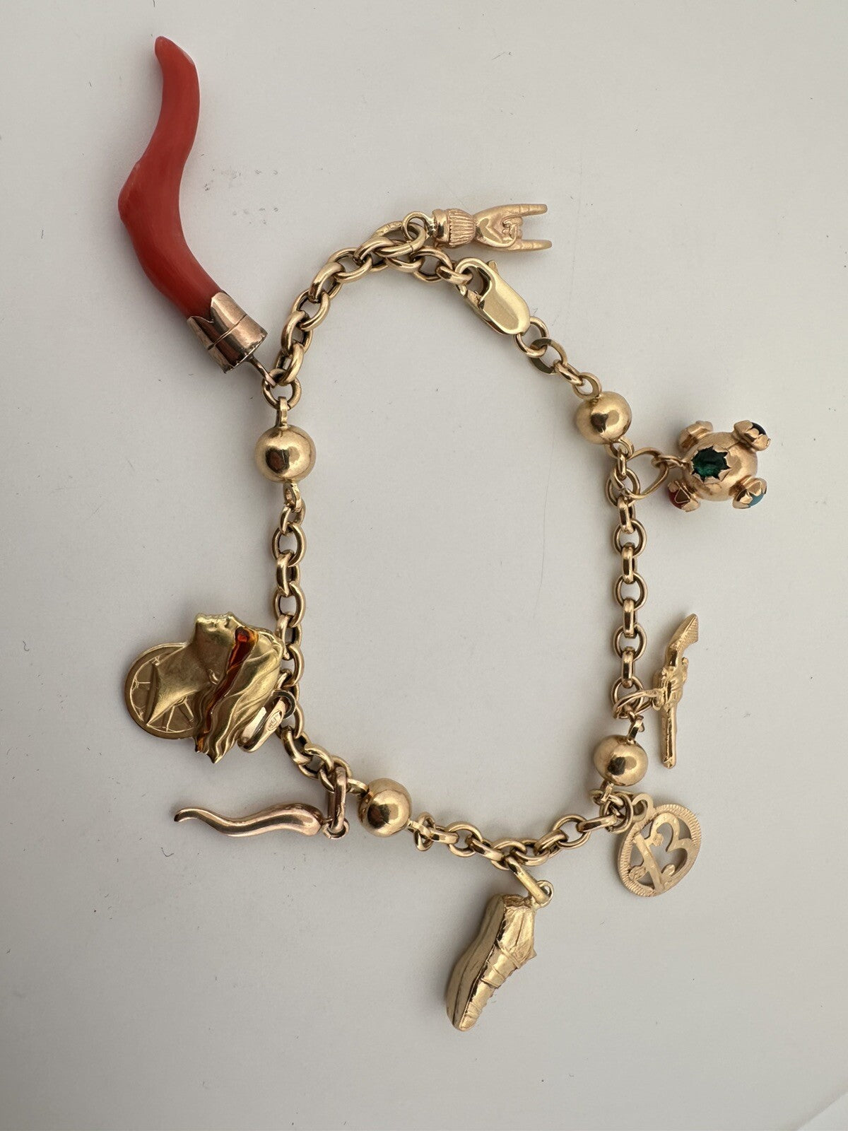 Bracciale portafortuna artigianale in oro 18 kt con 8 charms – foto 5
