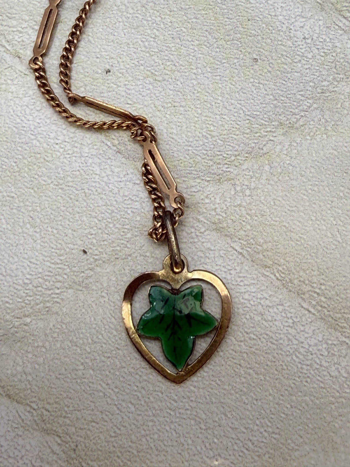 Collana antica in oro 9 kt con ciondolo smaltato a foglia d'edera, inizi '900 – foto 2