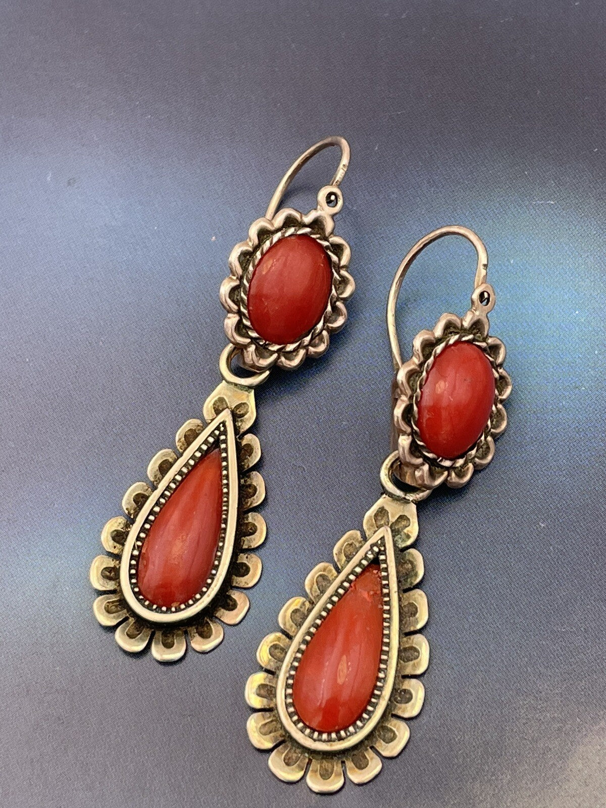 Orecchini antichi in oro rosso 6/7 kt con corallo cabochon a goccia, fine '800 – foto 8