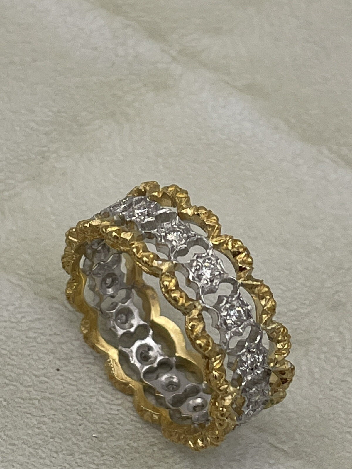 Anello eternity inciso a mano in oro bianco e giallo 18 kt con brillanti – foto 5