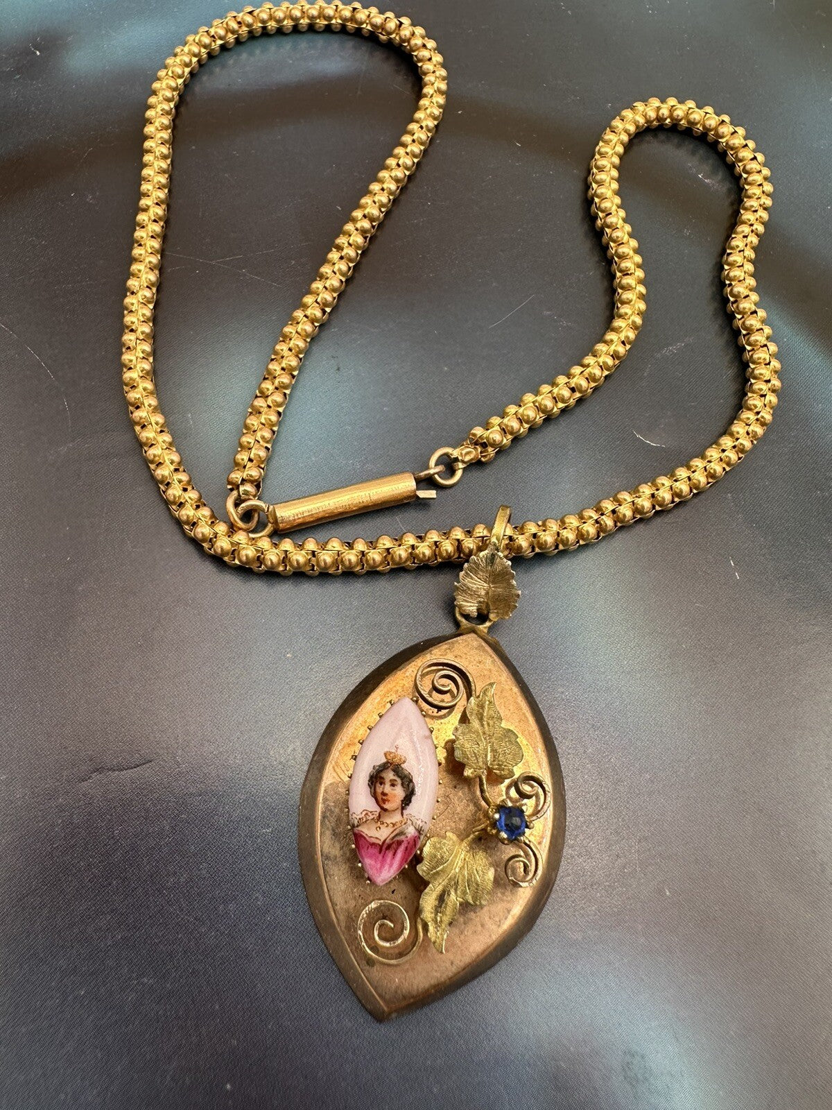 Collana antica in oro 6/7 kt con ciondolo floreale e miniatura su ceramica – foto 8
