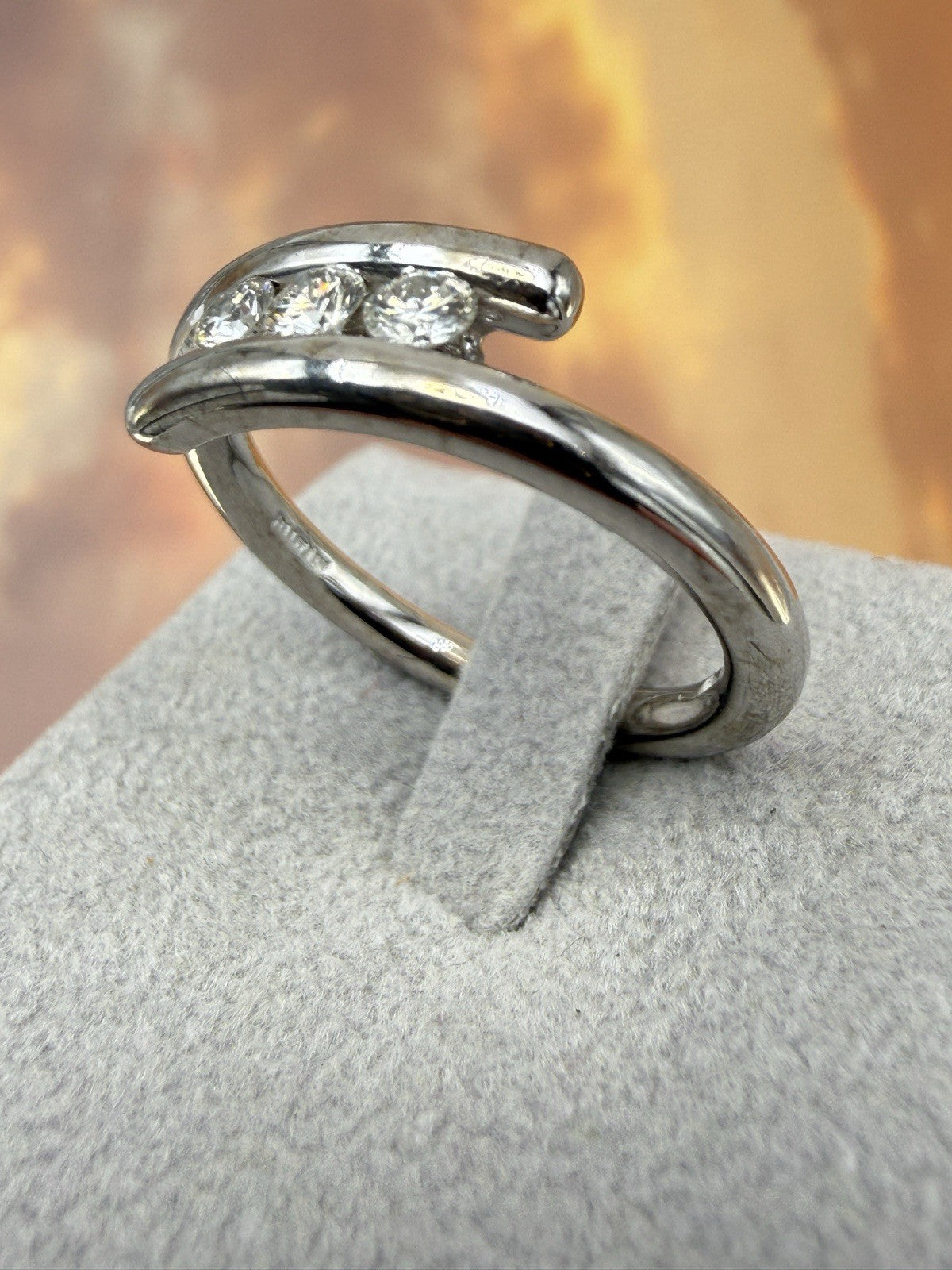 Anello trilogy Damiani in oro bianco 18 kt con diamanti da 0,30 ct – foto 16