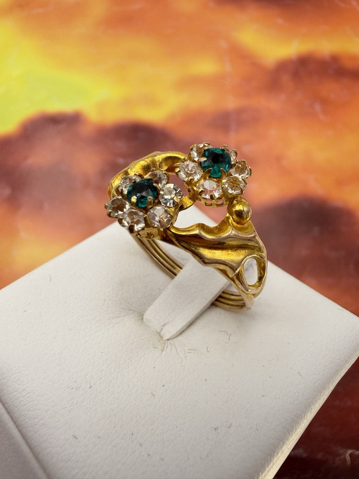 Anello antico in oro 12 kt con paste vitree verdi e bianche, inizi '900