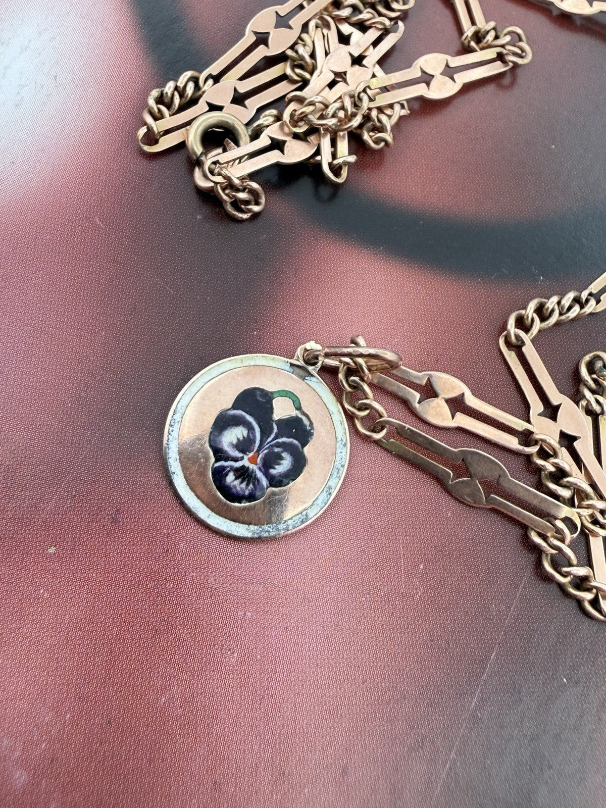 Collana antica in oro 9 kt con ciondolo floreale smaltato viola, inizi '900