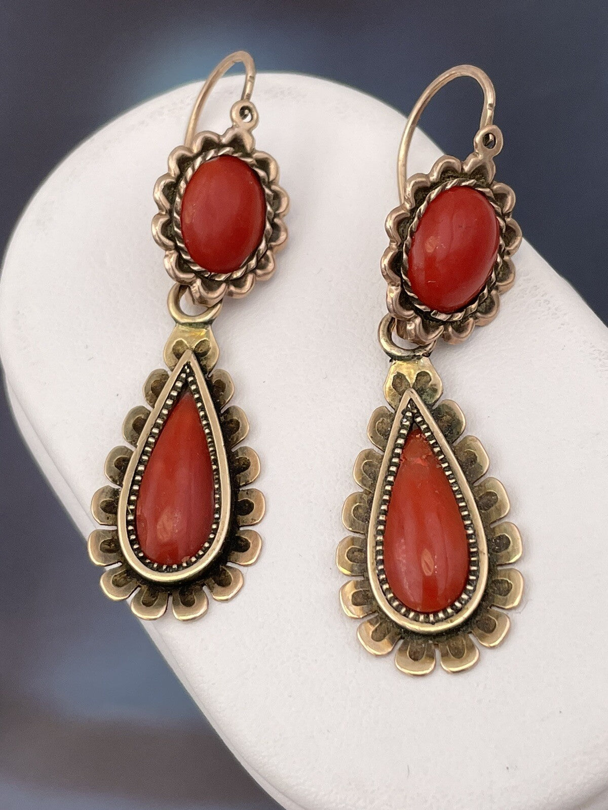 Orecchini antichi in oro rosso 6/7 kt con corallo cabochon a goccia, fine '800 – foto 6