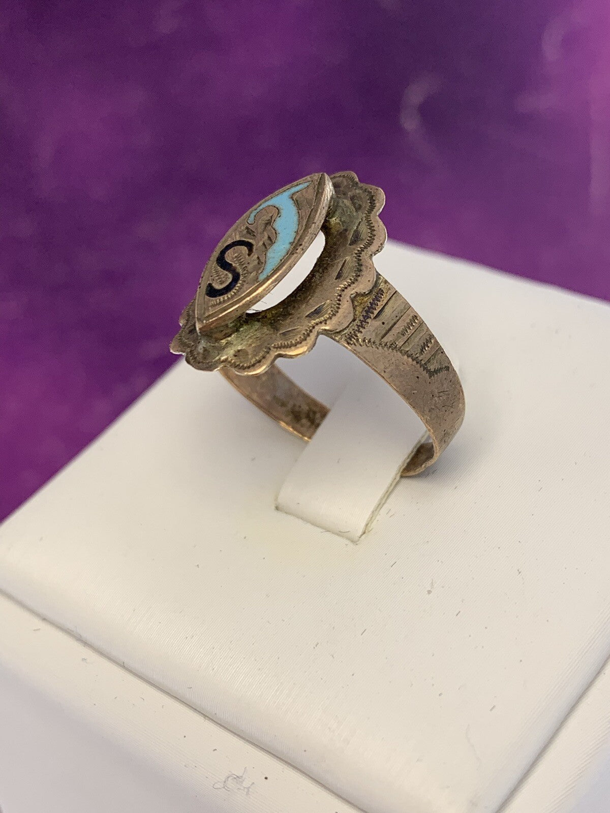 Anello borbonico largo con smalti e lettera S in oro 6/7 kt, fine '800 – foto 9