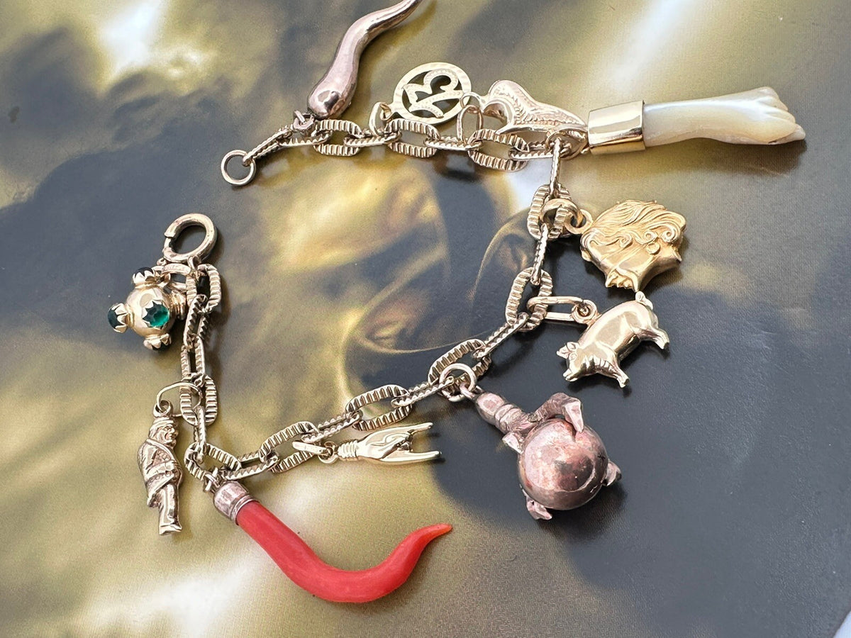 Bracciale portafortuna in oro 8 kt con 11 charms antichi e vintage – foto 2