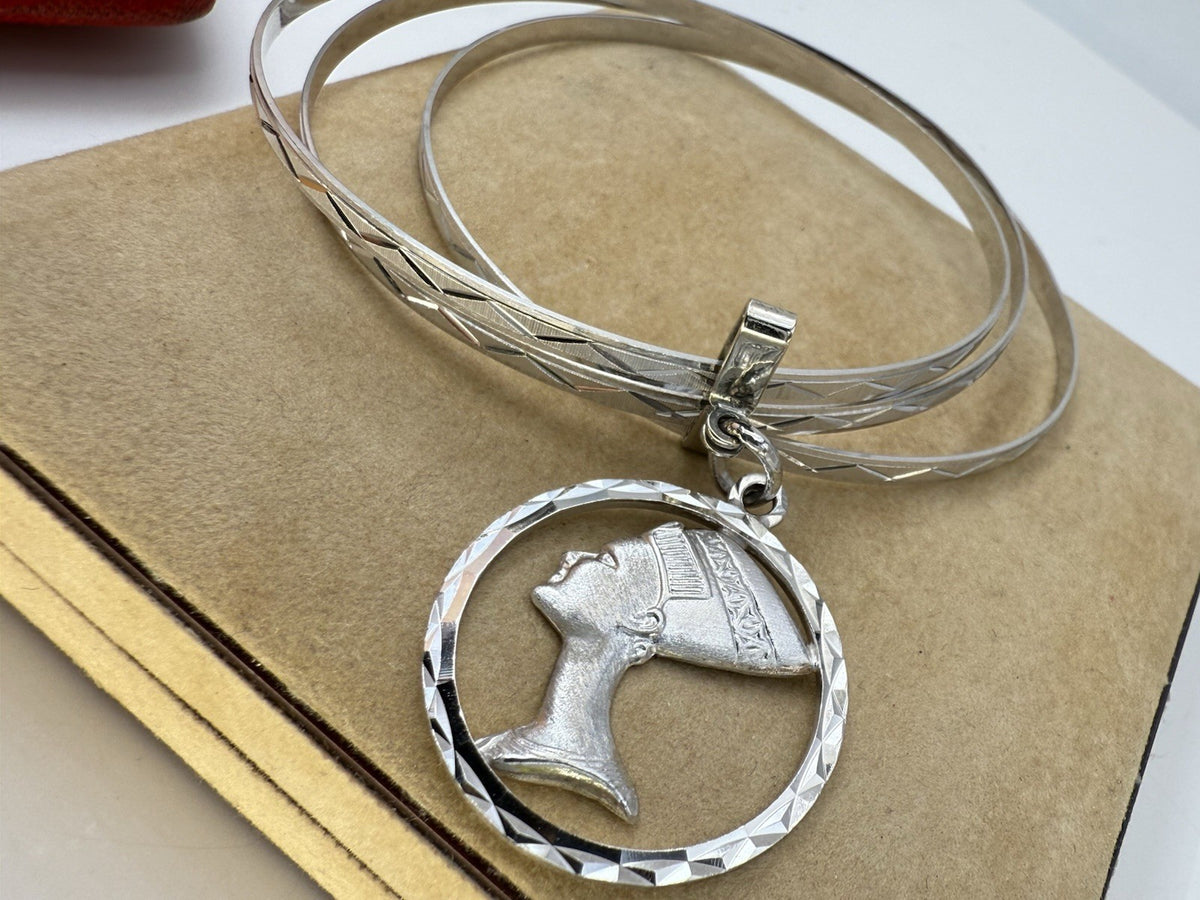 Bracciale a tre cerchi in oro bianco 18 kt con ciondolo Nefertiti, anni '60 – foto 17