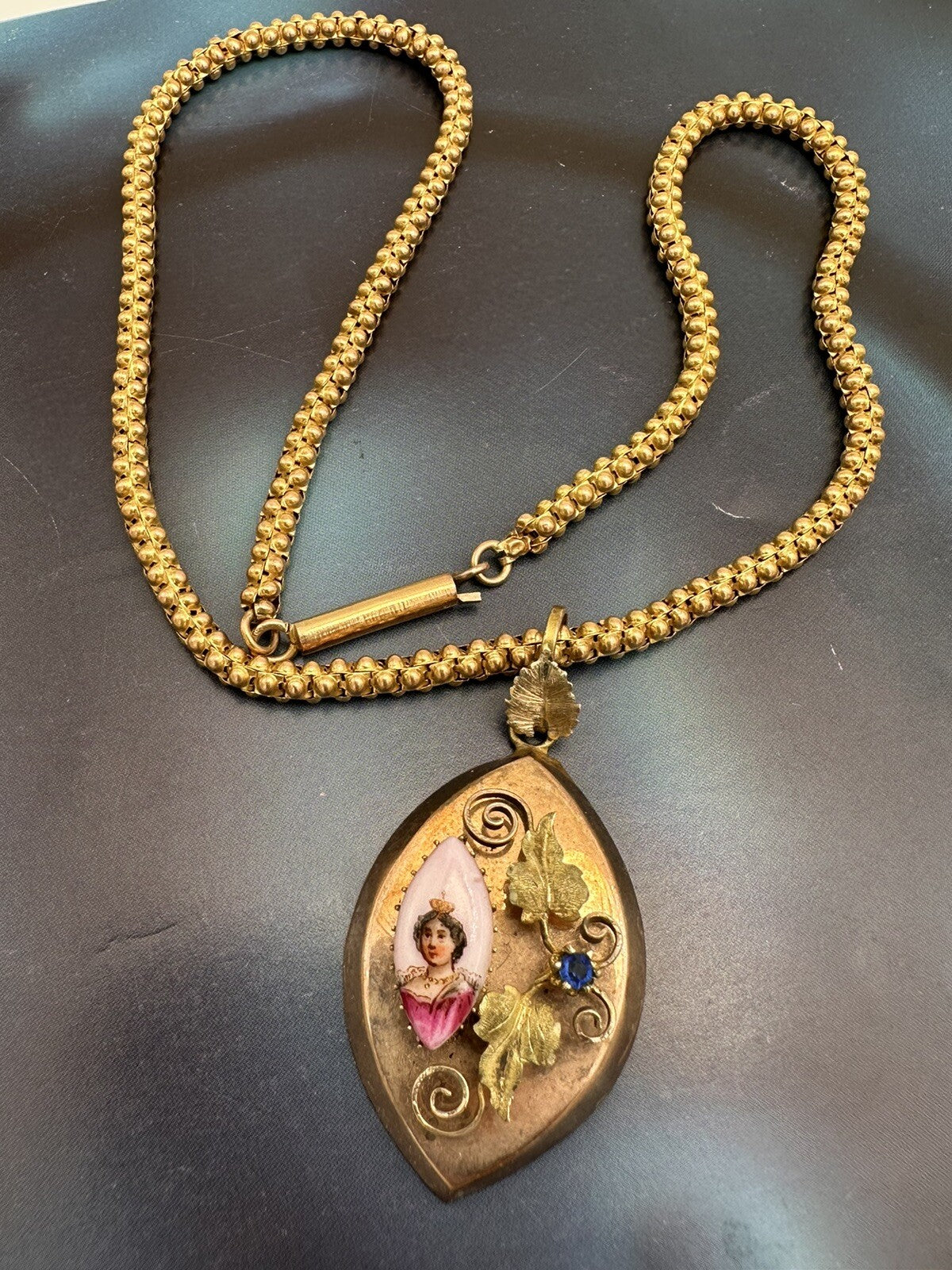 Collana antica in oro 6/7 kt con ciondolo floreale e miniatura su ceramica – foto 2