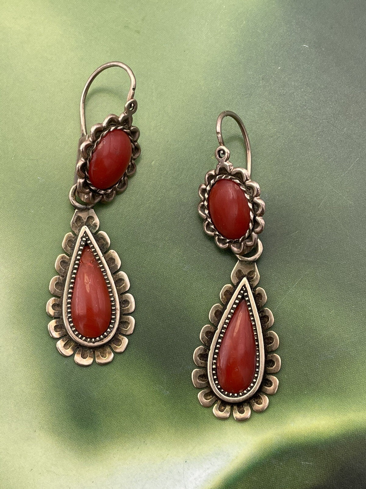 Orecchini antichi in oro rosso 6/7 kt con corallo cabochon a goccia, fine '800