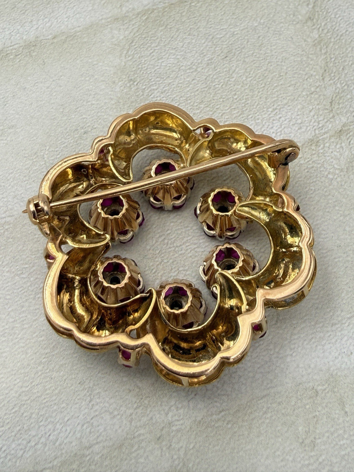 Spilla vintage in oro 18 kt con rubini e brillanti, anni '70 – foto 6
