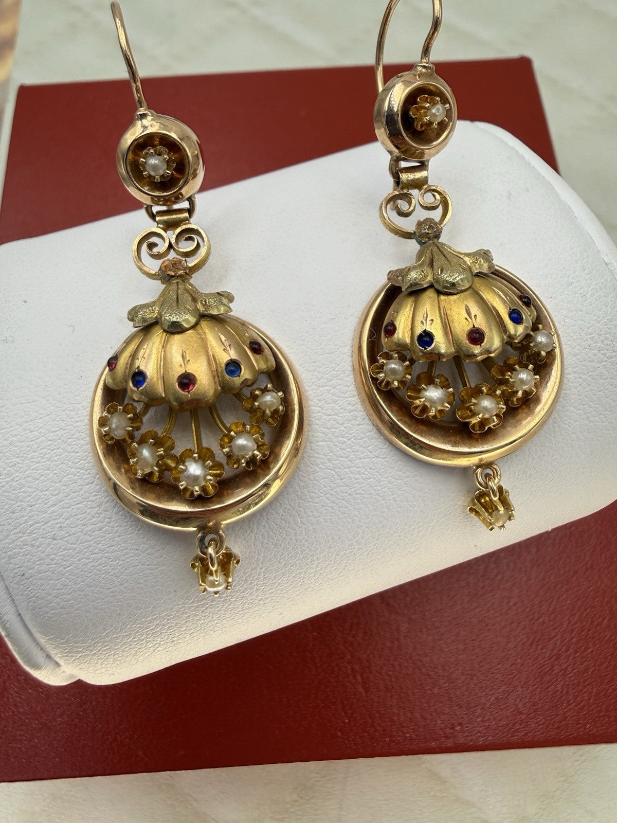 Orecchini borbonici in oro 6/7 kt con paste vitree rosse e blu e microperle