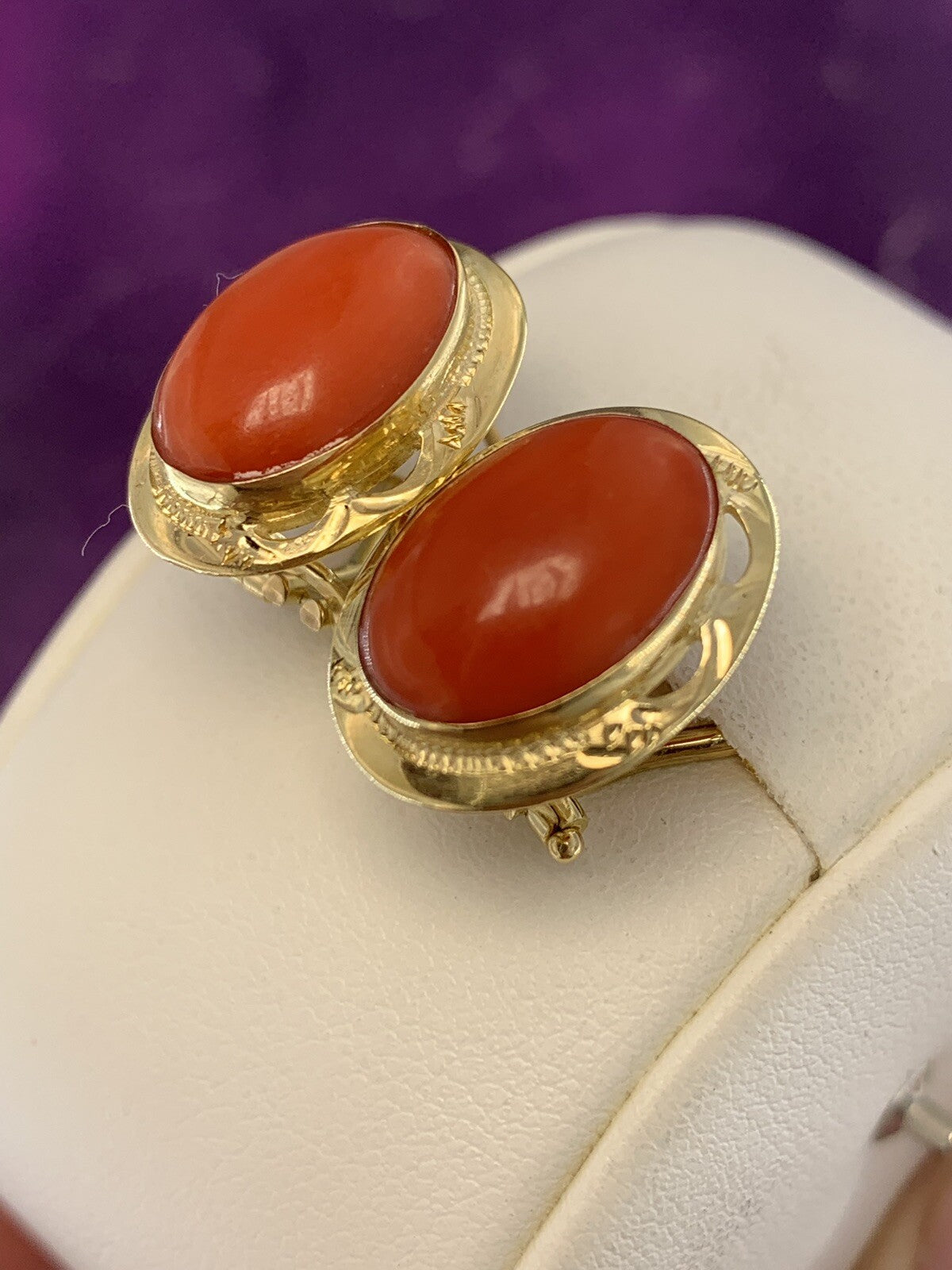Orecchini artigianali in oro 18 kt con corallo mediterraneo ovale – foto 4