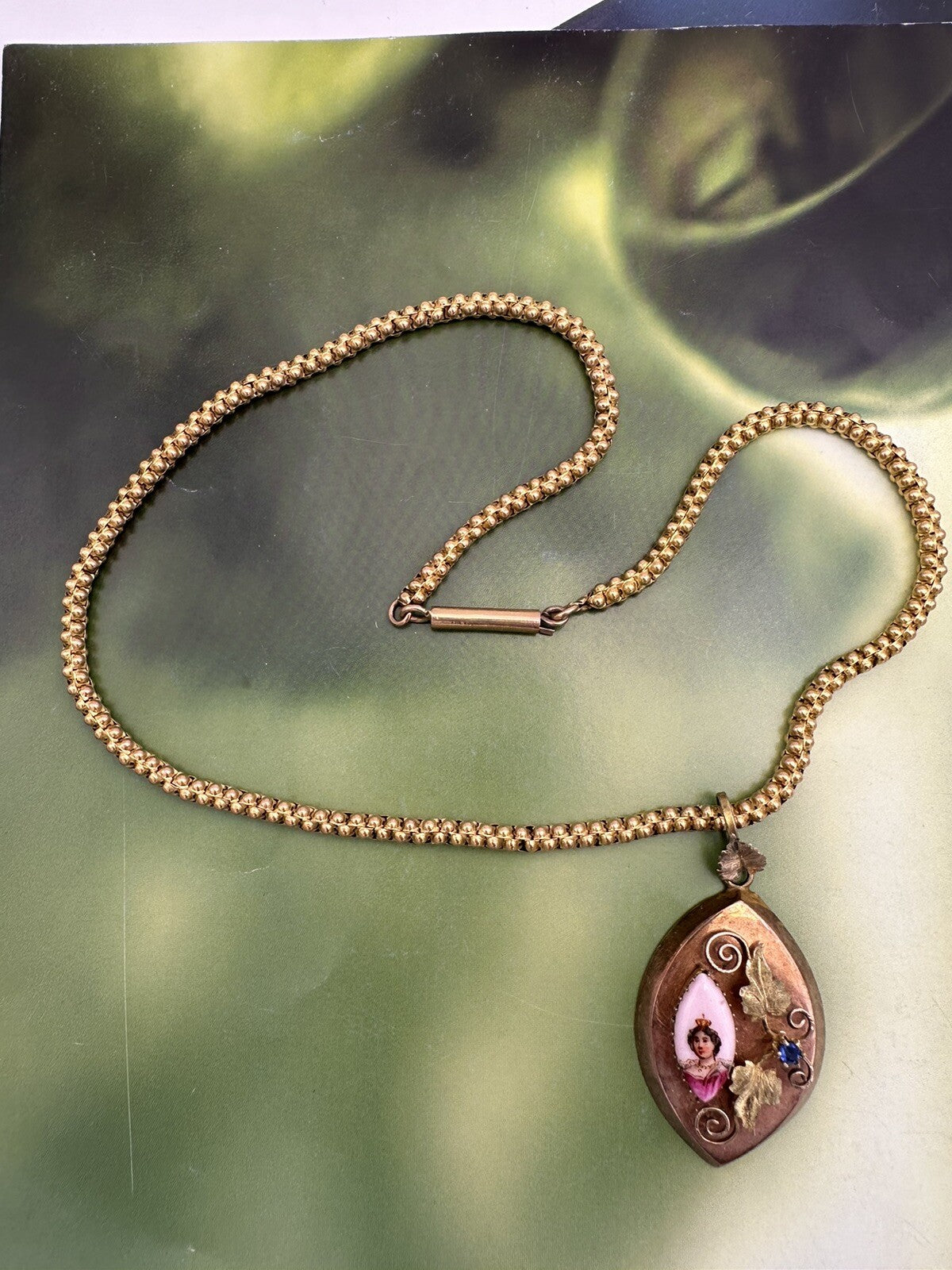 Collana antica in oro 6/7 kt con ciondolo floreale e miniatura su ceramica – foto 11