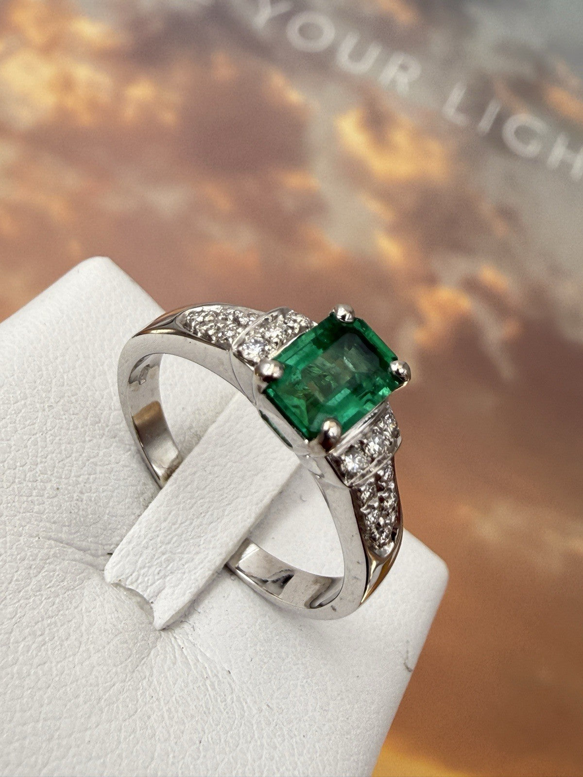 Anello artigianale in oro bianco 18 kt con smeraldo e brillanti – foto 9