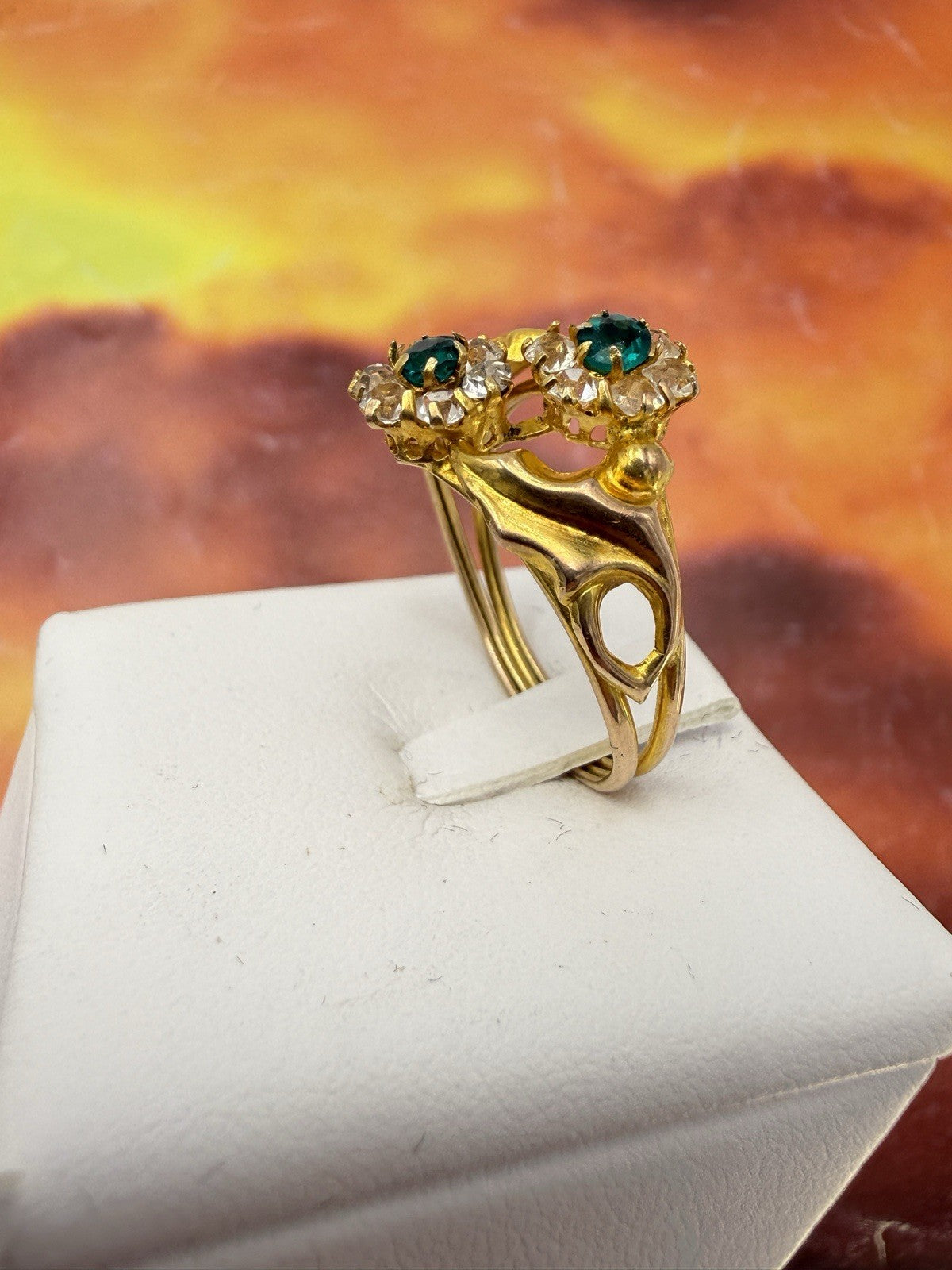 Anello antico in oro 12 kt con paste vitree verdi e bianche, inizi '900 – foto 2