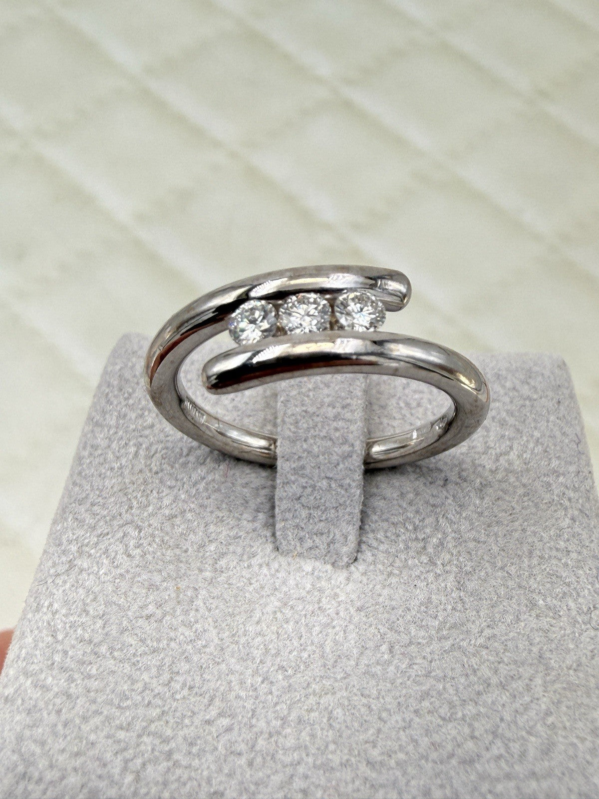 Anello trilogy Damiani in oro bianco 18 kt con diamanti da 0,30 ct – foto 19