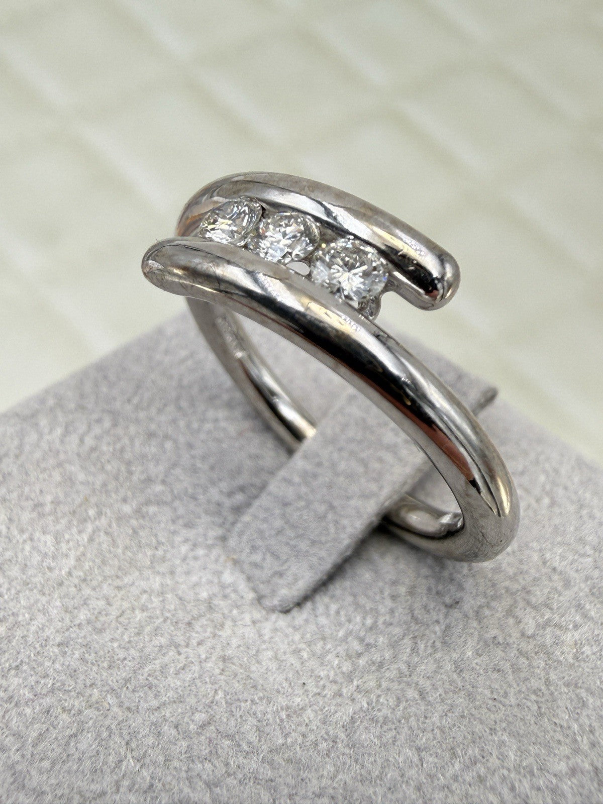 Anello trilogy Damiani in oro bianco 18 kt con diamanti da 0,30 ct – foto 18