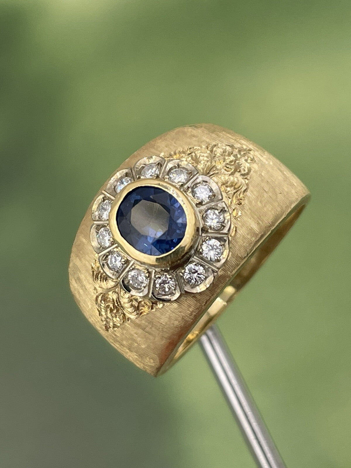 Anello a fascia inciso a mano in oro 18 kt con zaffiro e brillanti – foto 7