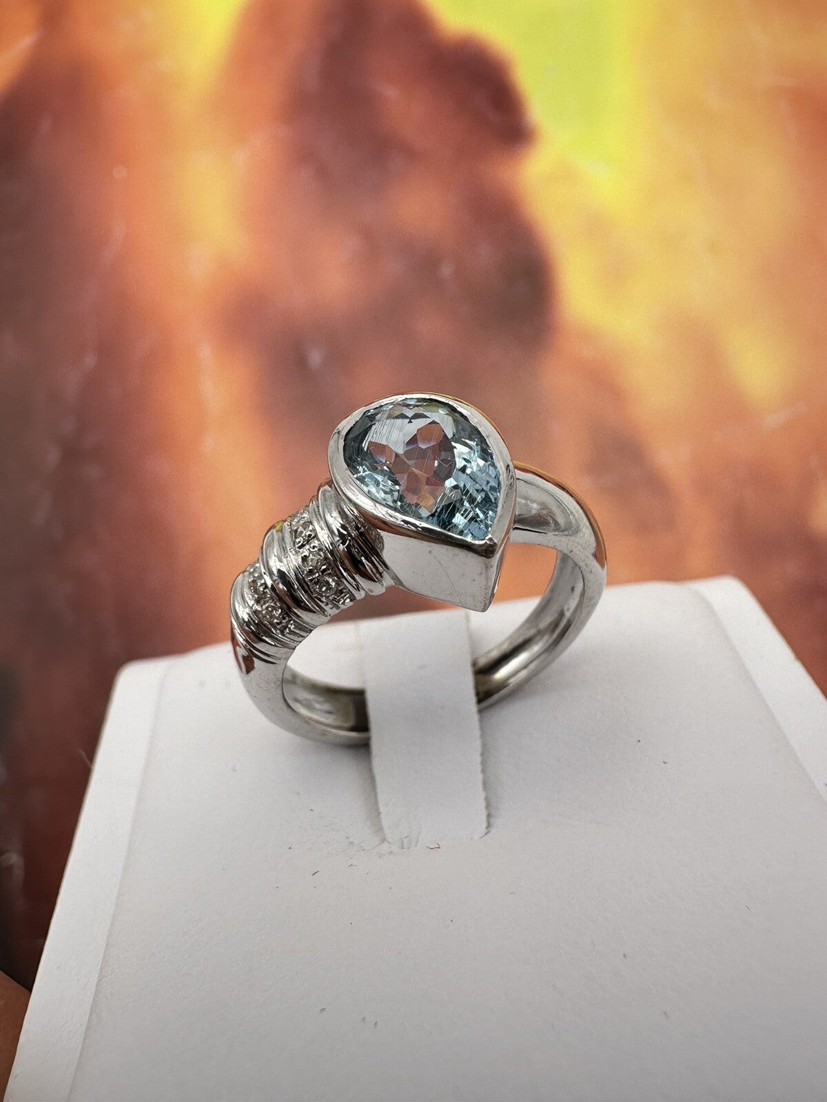 Anello artigianale in oro bianco 18 kt con acquamarina a goccia e brillanti