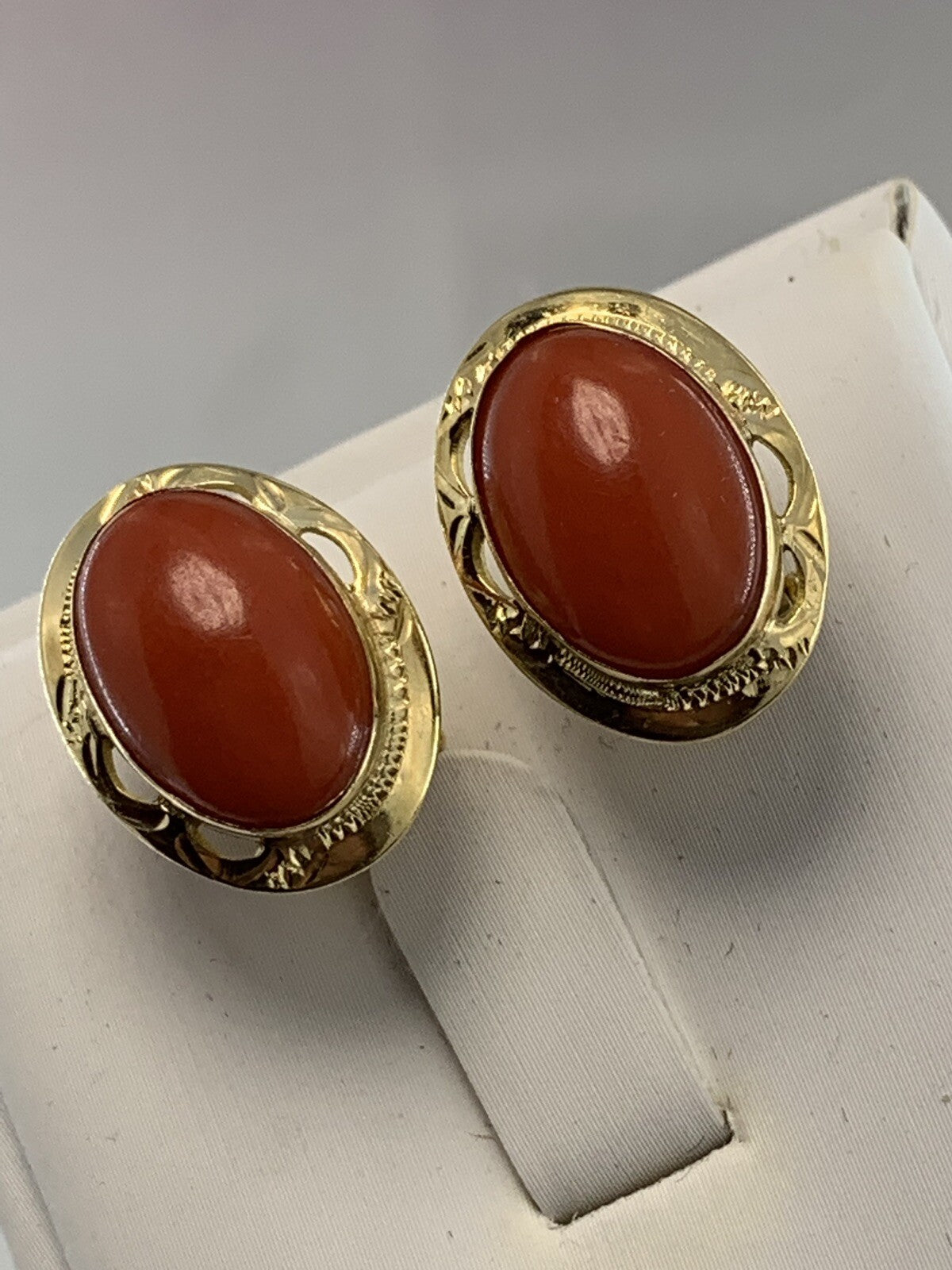 Orecchini artigianali in oro 18 kt con corallo mediterraneo ovale – foto 9