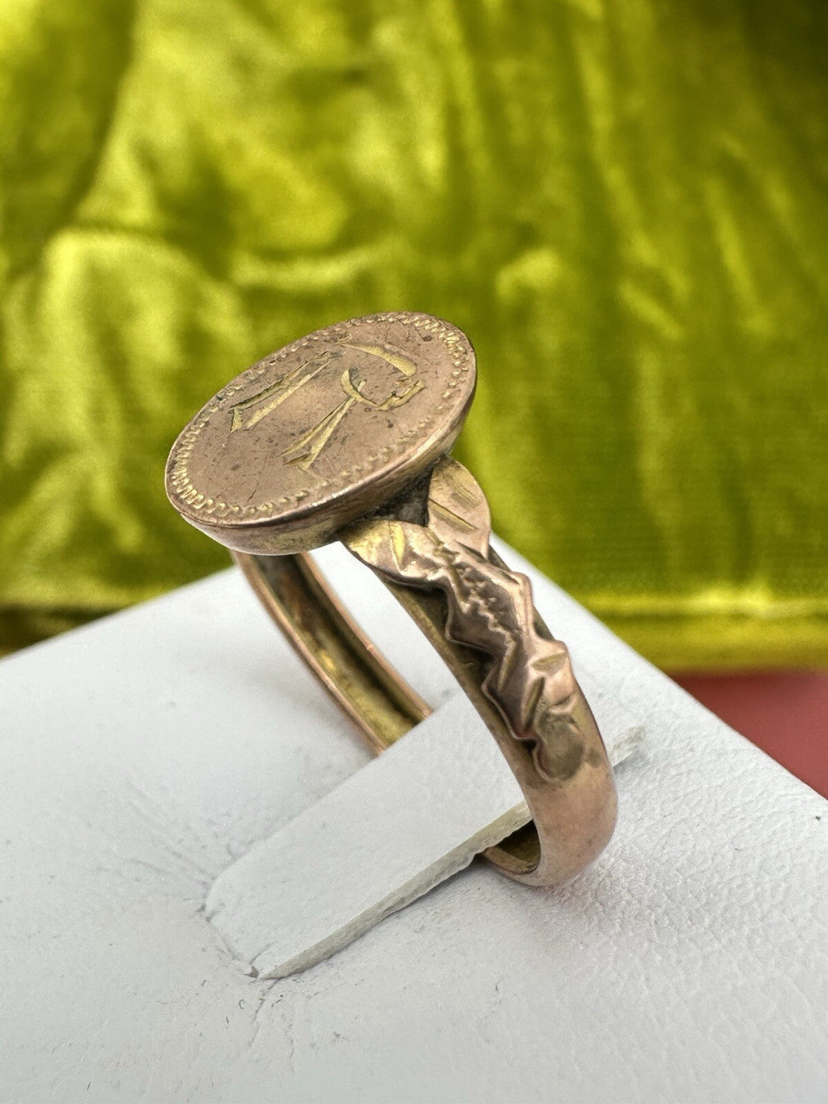 Anello antico con iniziale R incisa in oro 8 kt, inizi '900