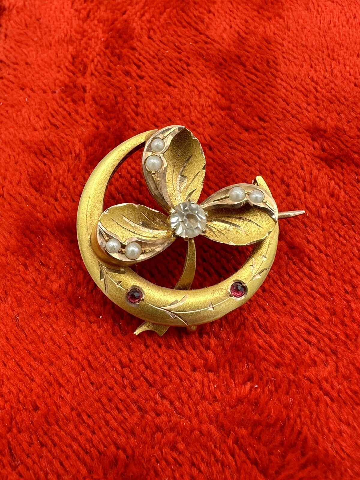 Spilla antica a trifoglio in oro 6/7 kt con perle e pietre, inizi '900