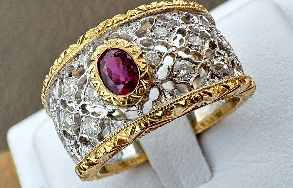 Anello inciso a mano in oro bianco e giallo 18 kt con rubino e brillanti – foto 16