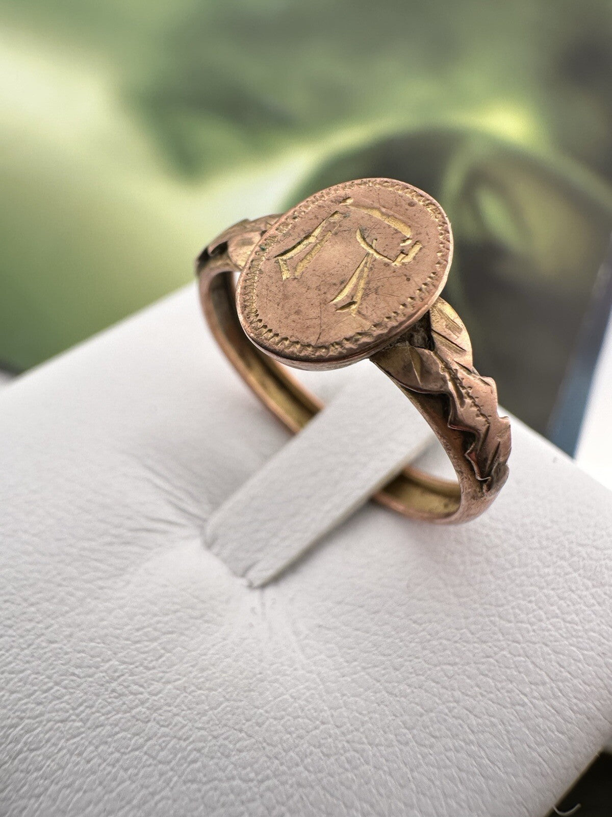 Anello antico con iniziale R incisa in oro 8 kt, inizi '900 – foto 6