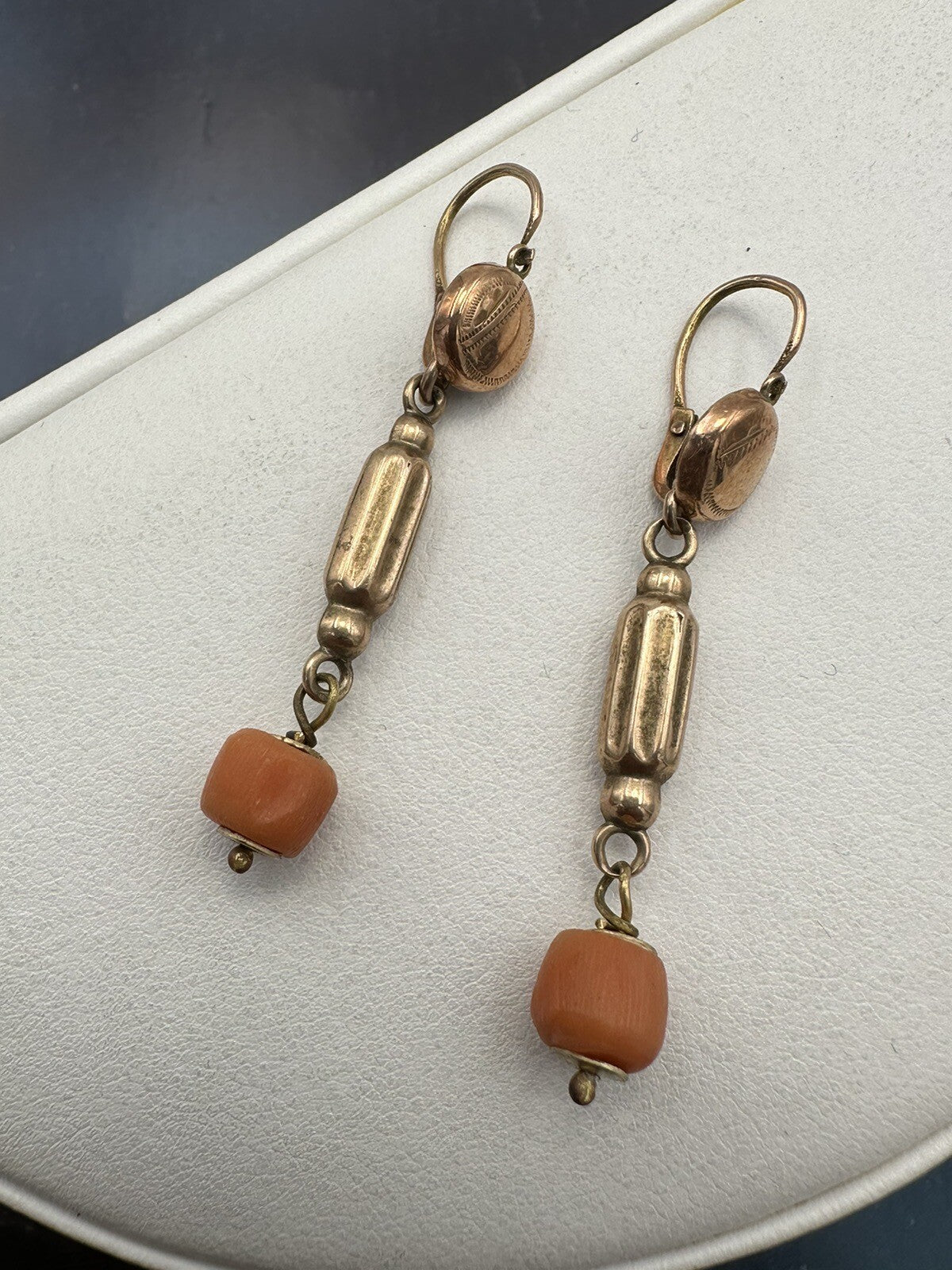 Orecchini pendenti antichi in oro rosso 9 kt con corallo, inizi '900 – foto 4