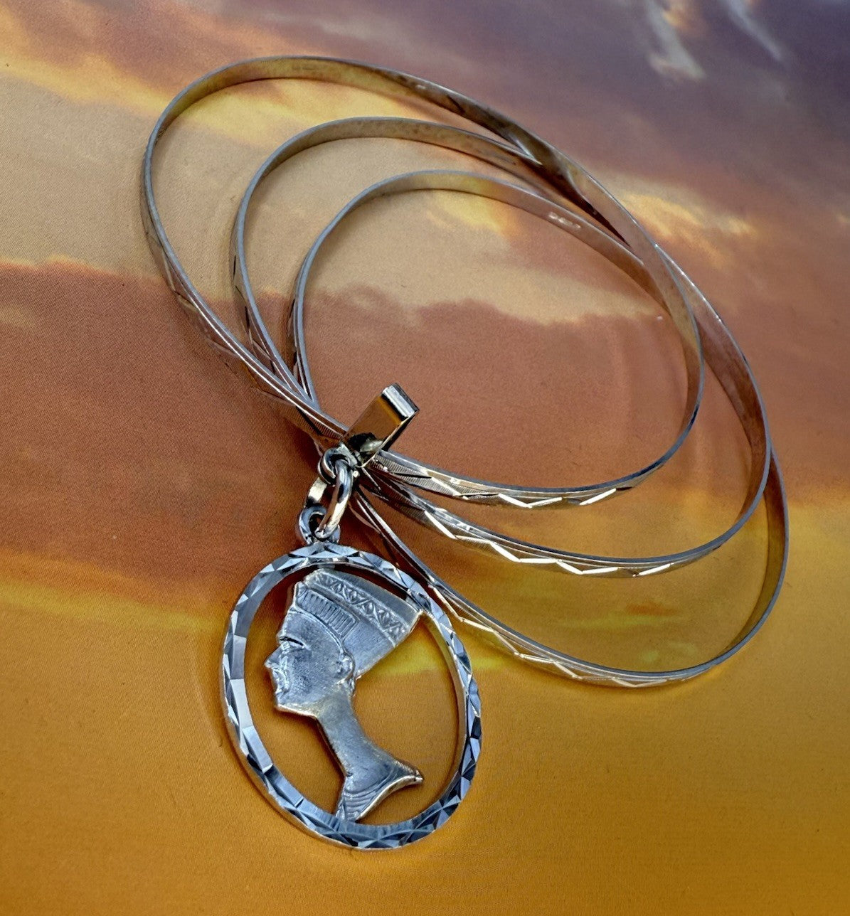 Bracciale a tre cerchi in oro bianco 18 kt con ciondolo Nefertiti, anni '60 – foto 11