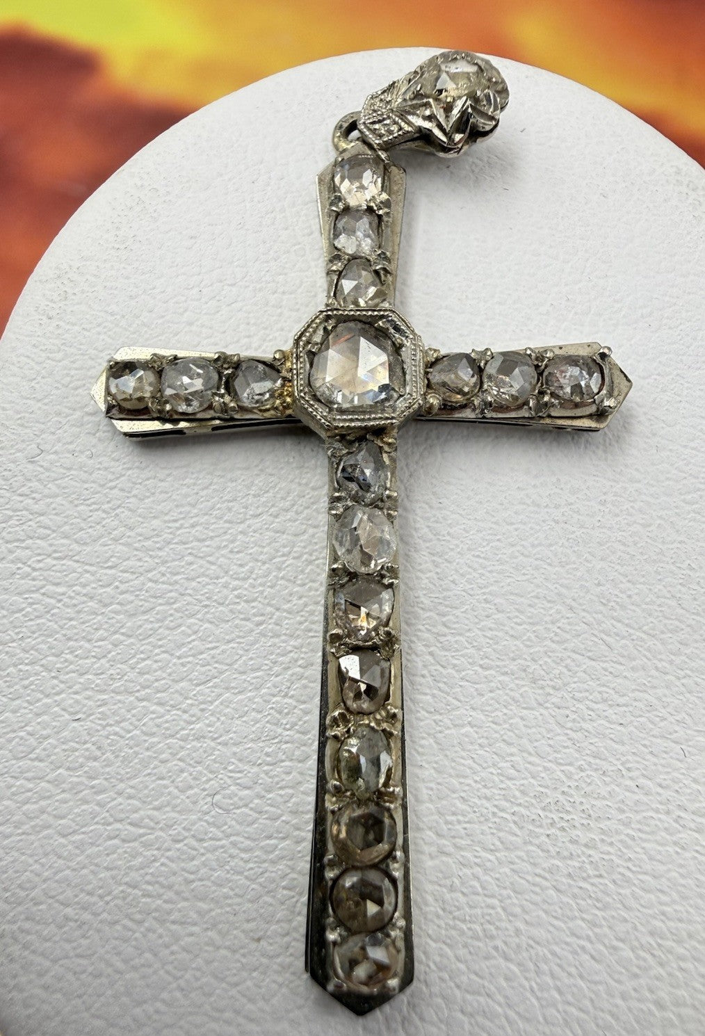Croce antica in oro bianco 12 kt con 18 diamanti taglio rosa, inizi '900