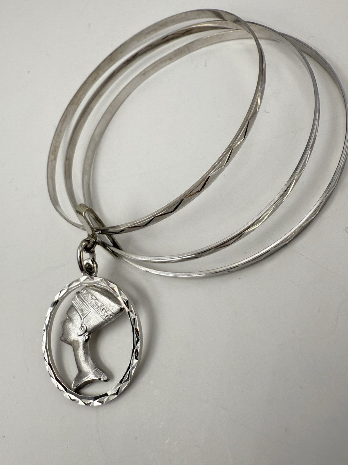 Bracciale a tre cerchi in oro bianco 18 kt con ciondolo Nefertiti, anni '60 – foto 9