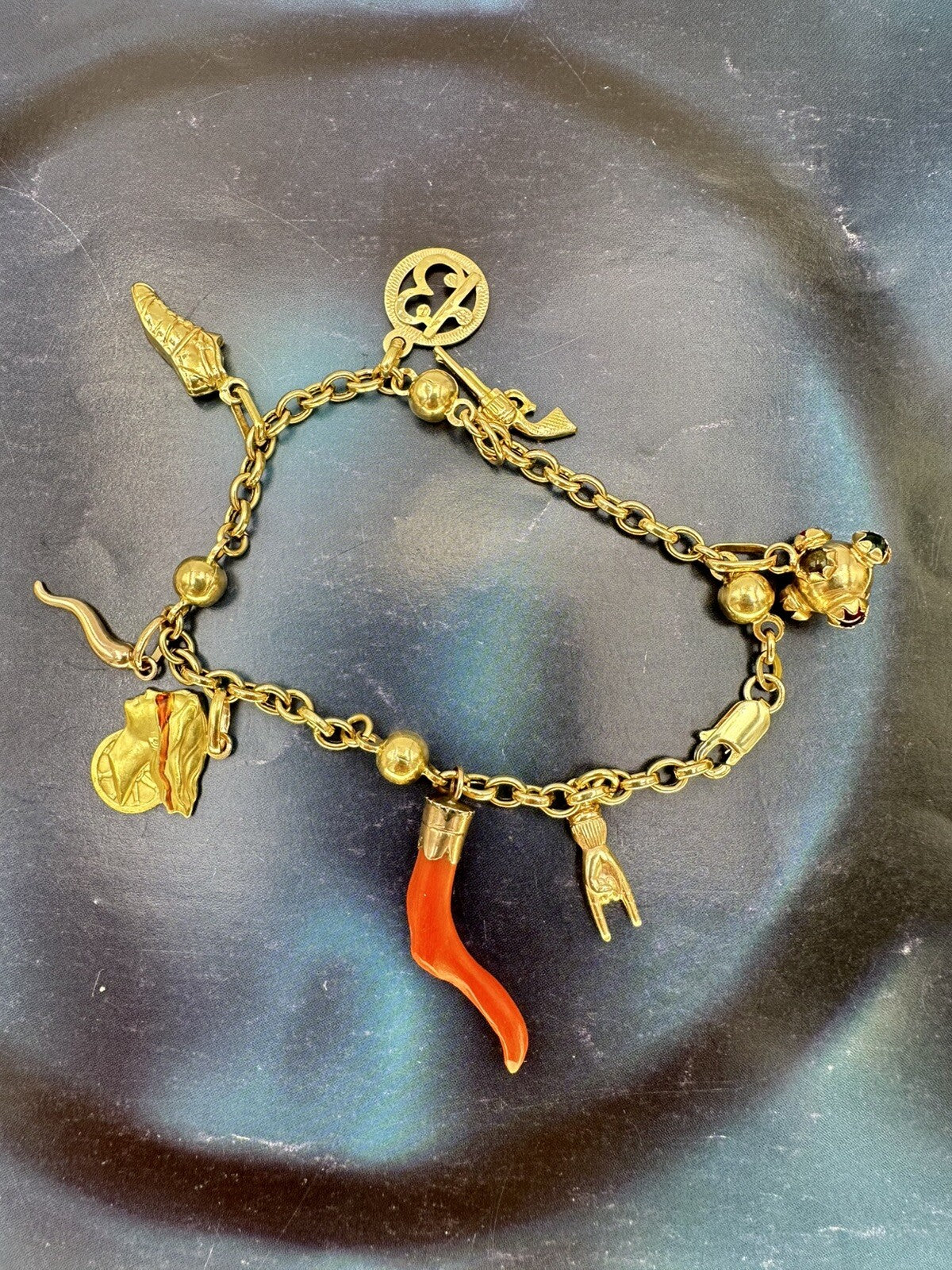 Bracciale portafortuna artigianale in oro 18 kt con 8 charms – foto 12