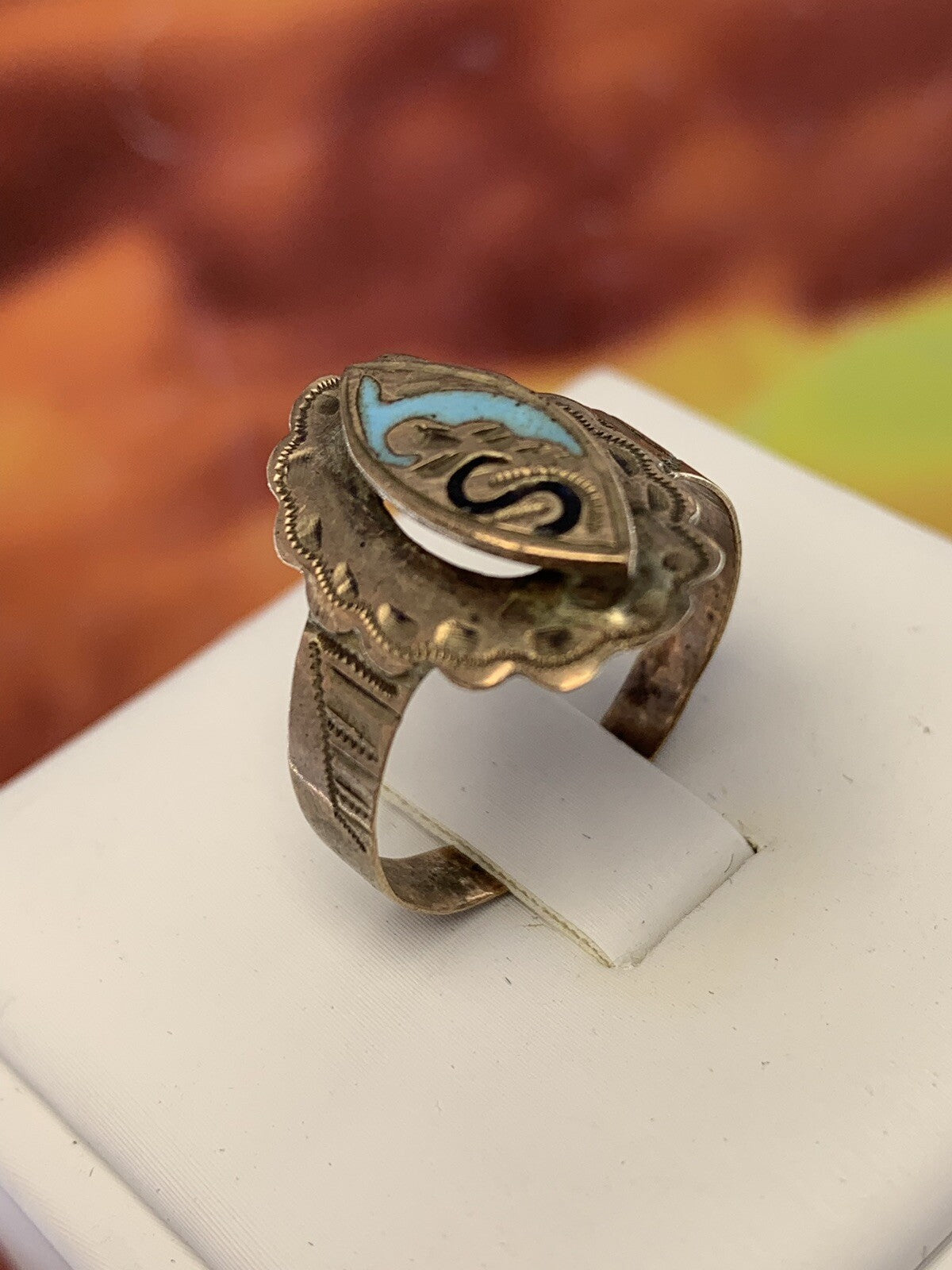 Anello borbonico largo con smalti e lettera S in oro 6/7 kt, fine '800 – foto 7